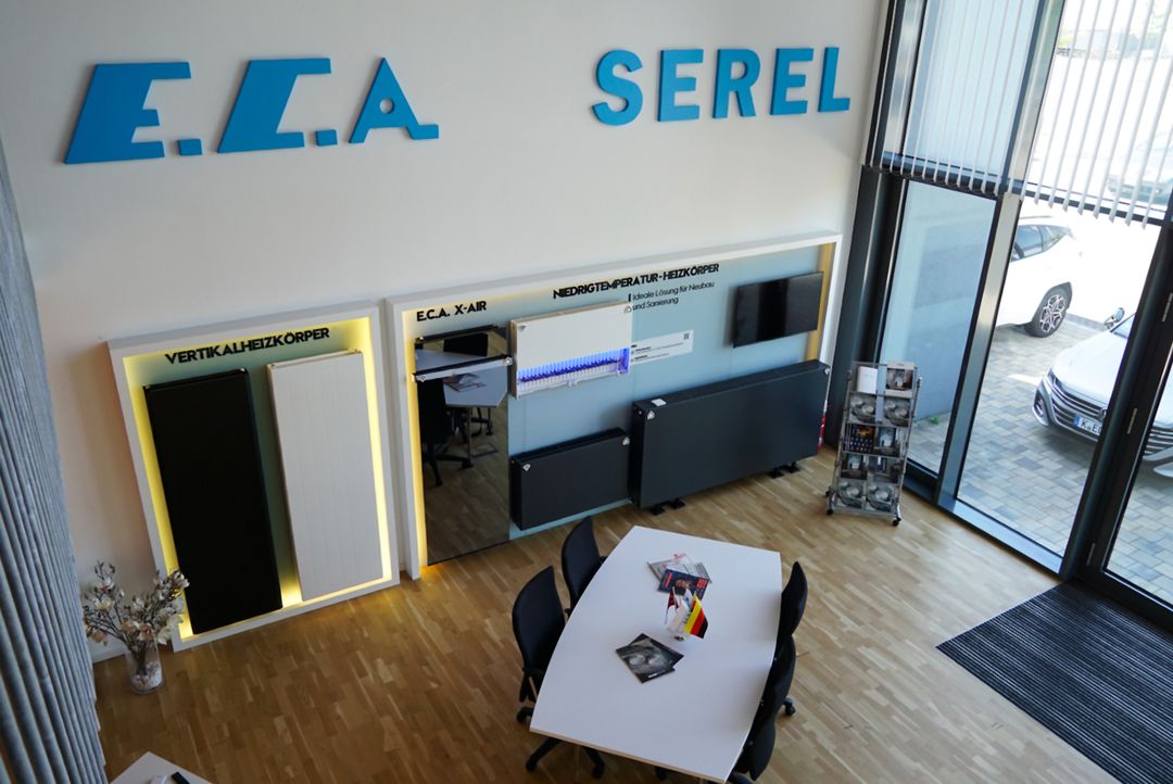 Produktpräsentation von Heiz- und Klimatechnik mit Markenlogos und Sitzbereich