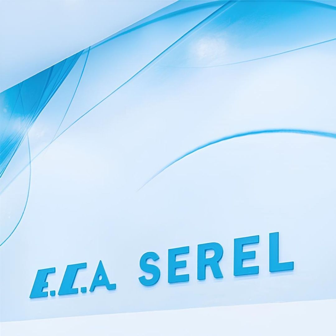 Unternehmenslogo an der Wand