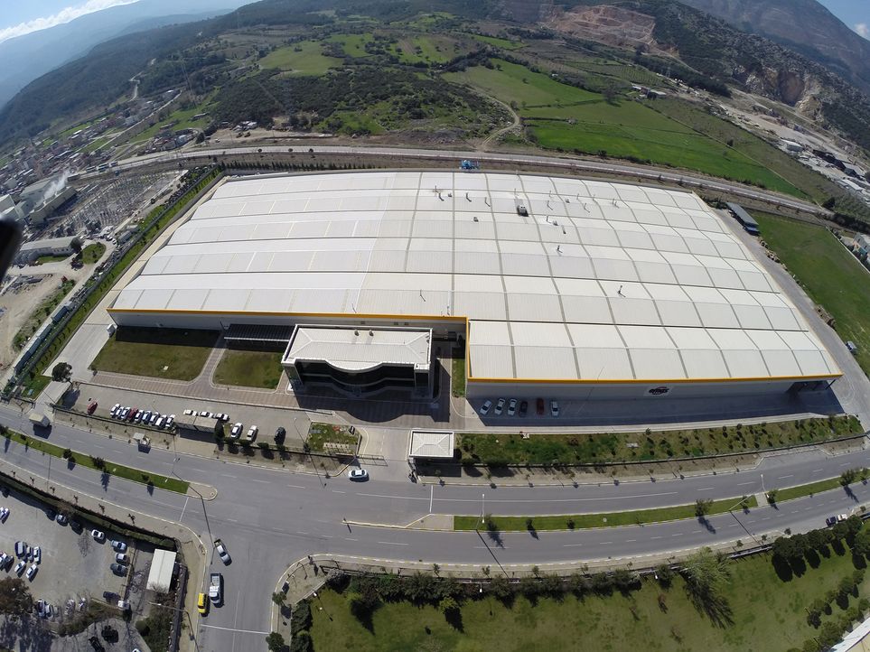 Großes Gebäude von oben in der Vogelperspektive